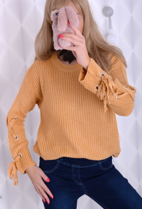 Modny sweter beżowy MUSZTARDA z wiązaniami P655 Modny sweter beżowy MUSZTARDA z wiązaniami P655